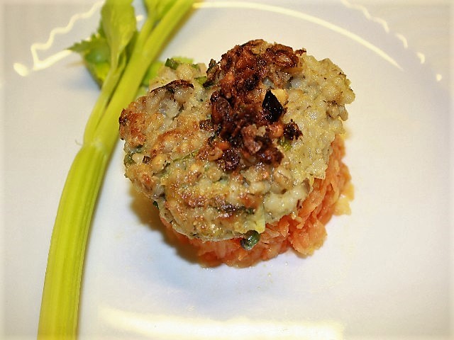 Graupen-Buletten mit Möhren-Apfel-Rohkost