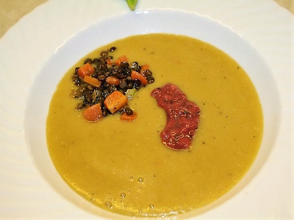 Linsencremesuppe mit Tamarillo-Pesto