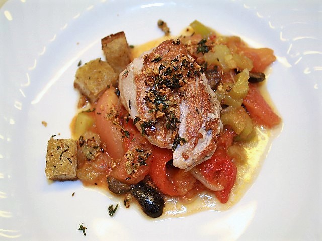 Schweinefilet mit Knoblauchkrumen und Paprikagemüse