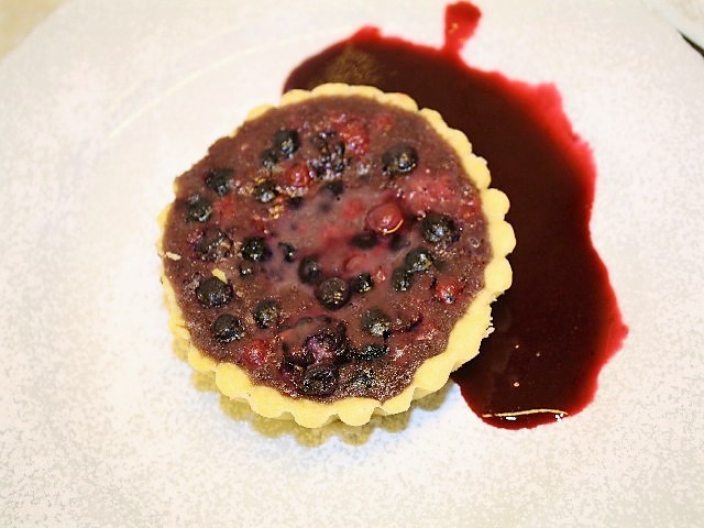 Mandeltörtchen mit schwarzen Johannisbeeren