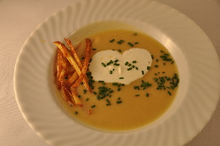 Spitzkohlsüppchen mit Speck und Zander