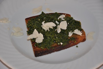Röstbrot mit Kräuterpesto