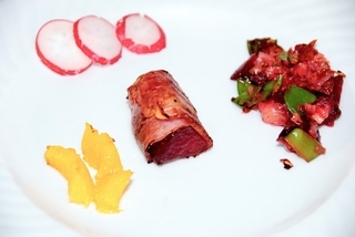 Rote Bete, im Speckmantel gebraten
