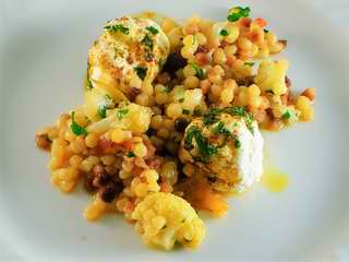 Fregola-Gemüse-Salat mit Joghurtbällchen        


