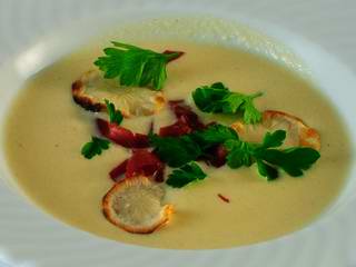 Topinambursuppe mit Bündner Fleisch 