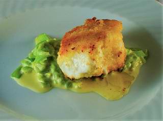 Paniertes Fischfilet auf Lauch    
