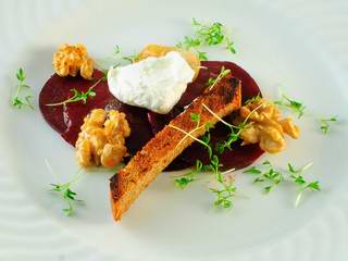 Rote-Bete-Salat mit Salzzitrone und Käse-Mousse         


