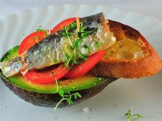 Avocados mit Ölsardinen 