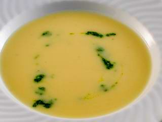Kartoffel-Zitronen-Suppe mit Feldsalat-Pesto 

