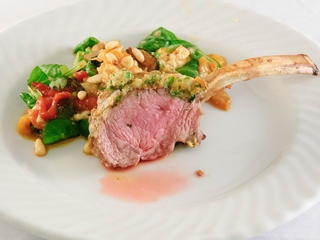 Lammkarree mit Parmesankruste und Antipastisalat 