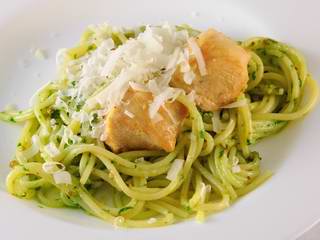 Spaghettini mit Bärlauchpesto und gebratenem Hähnchen  