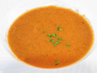 Cannellini-Suppe mit Tomaten, Paprika und Basilikum