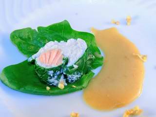 Seezungen-Lachsroulade auf jungem Blattspinat
an Weißweinsauce
 