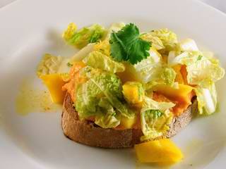 Weißbrot mit Linsen-Kokos-Creme und Chinakohlsalat 
