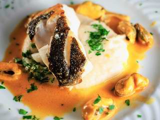 Skrei auf Bohnenpüree mit Miesmuschel-Paprika-Sauce 