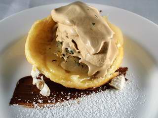 Nougat-Thymian-Eis mit Birnen-Tarte  