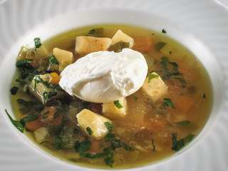 Portugiesische Knoblauchsuppe mit pochiertem Ei 