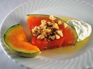 Gegrillte Melone mit Minzquark und Rosmarinöl  