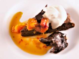 Gebackene Schokoladenmousse mit Orangensalat und Schokoladen-Haselnuss-Hippe 