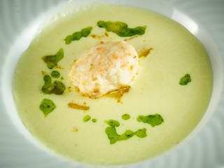 Sellerie-Meerrettich-Suppe mit Garnelen-Buletten 