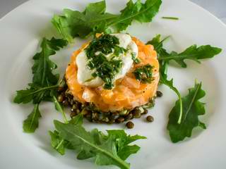Lachstatar mit Linsensalat  