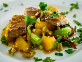 Iberico-Nackensteaks mit Pak choi und Granatapfel 