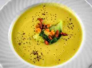Gelbe Linsensuppe mit Möhren und Pak choi 