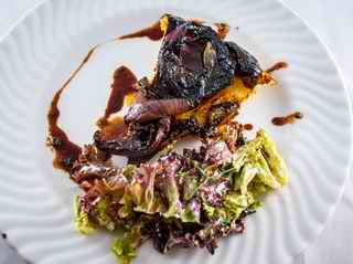 Zwiebel-Tarte-Tatin und Salat mit Feta-Dressing  