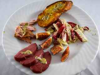 Geräucherte Entenbrust mit Feigen und Radicchio-Salat  