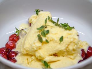 Sauerrahm-Eis mit Beerenkaviar   