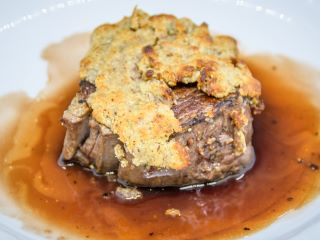 Rinderfilet mit Haselnusskruste und Ellerauer Saucenansatz 