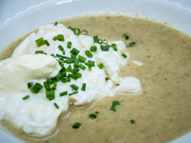 Pilzsuppe mit Knoblauchsahne und pochiertem Ei