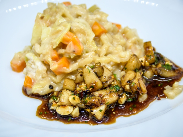 Wirsing-Risotto mit Birnen-Haselnuss-Topping