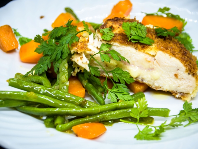 Hähnchen-Cordon-bleu mit Süßkartoffeln und Bohnen 