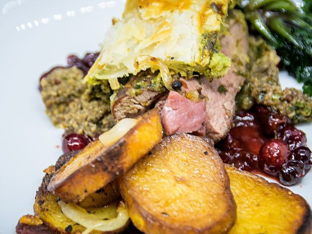 Entenbrust mit Pilzfüllung im Blätterteig mit Rosenkohl und Flower sprouts dazu Bratkartoffeln 